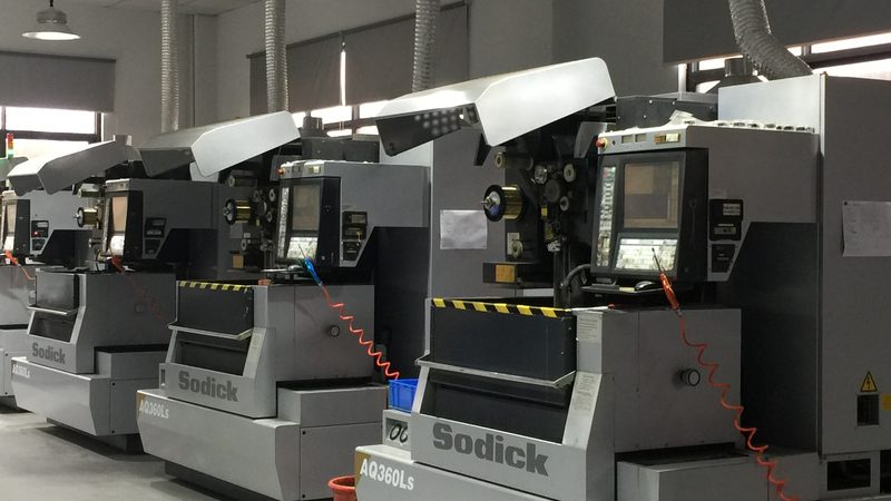 拉伸模具模芯材质SKD11与DC53：材质特性与选型考量